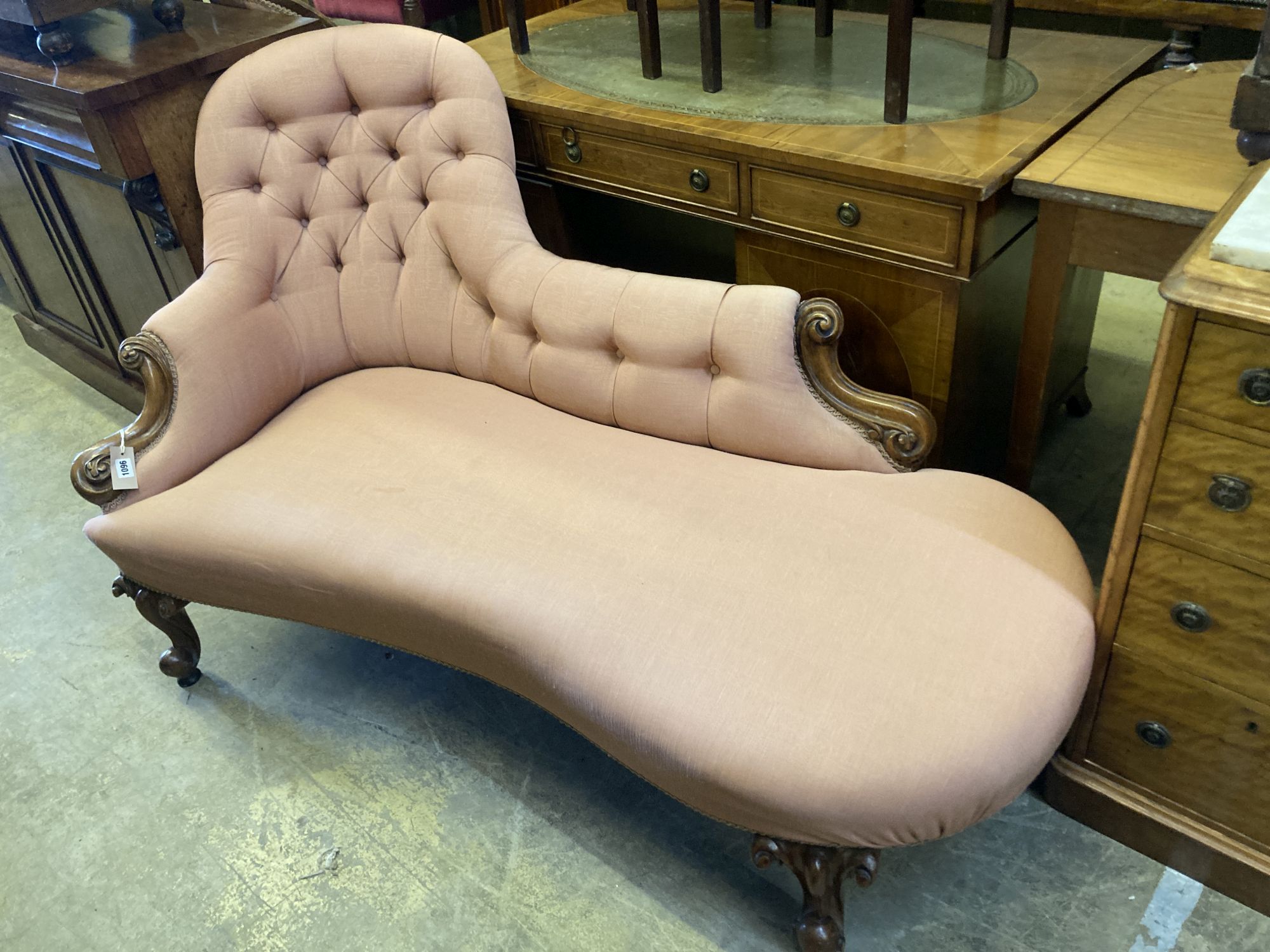A Victorian walnut chaise longue, length 160cm, depth 90cm, height 82cm